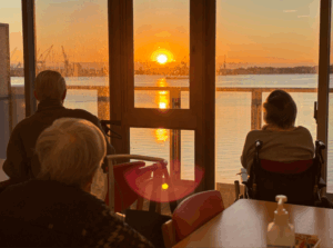 浦戸湾から昇る初日の出を眺めるご入居者さんたち
