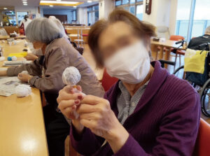 逆さてるてる坊主を見せてくれる入居者さん