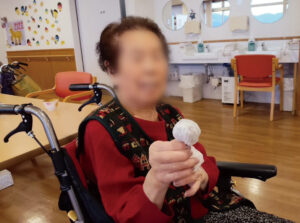 逆さてるてる坊主を見せてくれる入居者さん