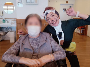 顔を洗った猫(?)と入居者さん