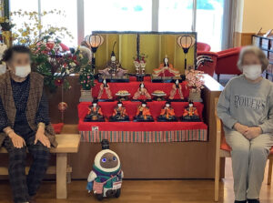 雛人形と一緒に映る女性入居者さま