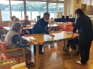 テーブルホッケー、いざ尋常にスタート!