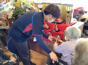 スタッフと一緒に人形をかざります