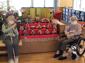 雛人形と一緒に映る女性入居者さま