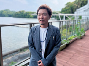 緊張した面持ちの才木さん