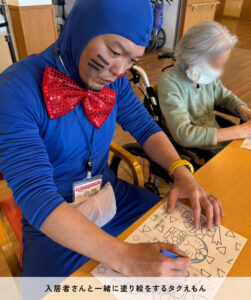 入居者さんと塗り絵をするタクえもん