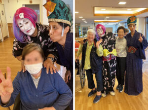織姫・彦星と記念写真を撮る入居者さんのみなさん